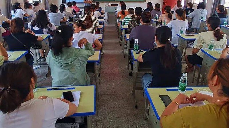 在选择专升本专业时，考生们应关注以下几点：
